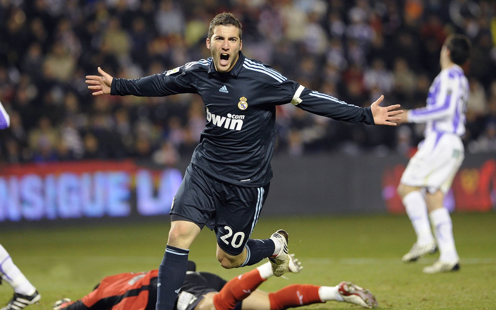 传奇谢幕！足球巨星李明举行盛大退役仪式