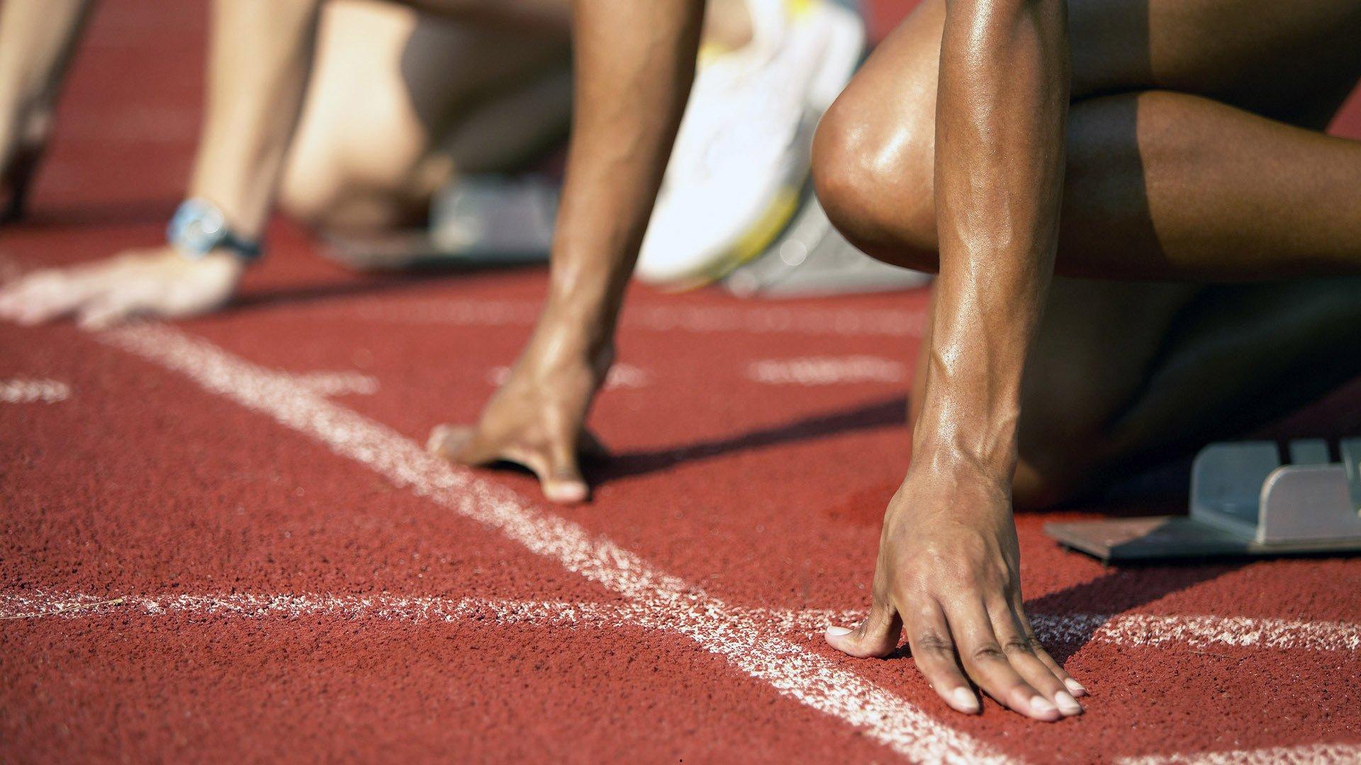 匈牙利门将谦逊复盘关键扑救，封堵C罗射门得益于站位与些许运气